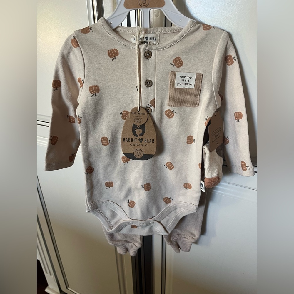 Rabbit & Bear Organic Mommy’s Little Pumpkin Print Onesie, Socks, and Pants Set